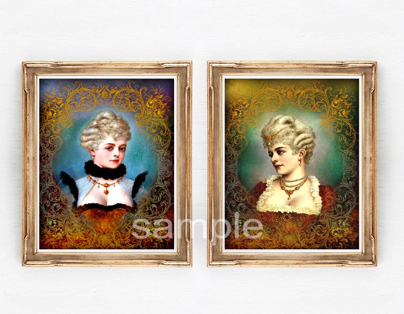 Puede incluir: Dos retratos enmarcados de mujeres en marcos dorados ornamentados. Las mujeres llevan peinados y joyas elaborados. El fondo de cada retrato es un patr&oacute;n de oro y verde en espiral.