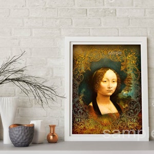 Puede incluir: Un retrato enmarcado de una mujer con cabello largo y oscuro, que lleva un vestido oscuro con un collar de oro. El retrato est&aacute; sobre un fondo dorado y azul con intrincados dise&ntilde;os florales.