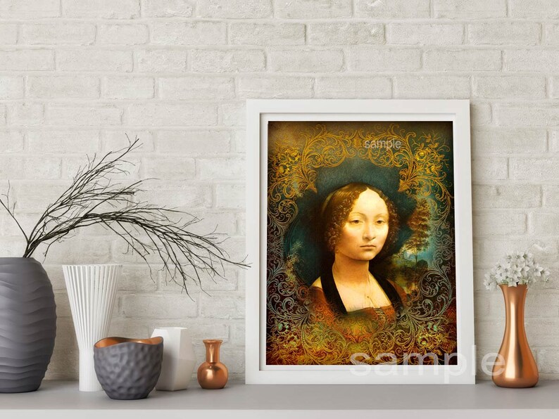 Puede incluir: Un retrato enmarcado de una mujer con cabello largo y oscuro, que lleva un vestido oscuro con un collar de oro. El retrato est&aacute; sobre un fondo dorado y azul con intrincados dise&ntilde;os florales.