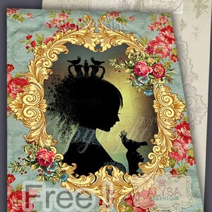 Pu&ograve; includere: Una silhouette di una donna con una corona in testa, incorniciata da una cornice dorata ornata. La cornice &egrave; circondata da un motivo floreale con fiori rosa, rossi e blu. Lo sfondo &egrave; di colore azzurro chiaro. Il testo "Free" &egrave; visibile nell'angolo in basso a sinistra dell'immagine.