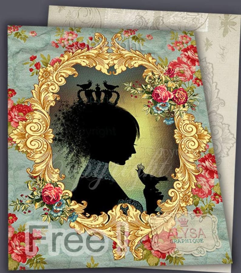 Pu&ograve; includere: Una silhouette di una donna con una corona in testa, incorniciata da una cornice dorata ornata. La cornice &egrave; circondata da un motivo floreale con fiori rosa, rossi e blu. Lo sfondo &egrave; di colore azzurro chiaro. Il testo "Free" &egrave; visibile nell'angolo in basso a sinistra dell'immagine.