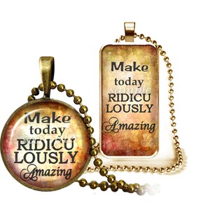 Könnte beinhalten: Zwei goldene Halsketten mit einem runden und einem rechteckigen Anhänger. Beide Anhänger haben einen Hintergrund im Vintage-Stil mit dem Text "Make today ridiculously amazing".