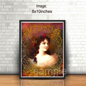 Puede incluir: Un retrato vintage de una mujer con cabello largo y oscuro y una flor roja en el cabello. El retrato est&aacute; enmarcado con un dise&ntilde;o dorado ornamentado sobre un fondo burdeos.