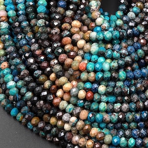 Op de afbeelding: Een streng blauwe, bruine en groene edelsteen kralen. De kralen zijn gefacetteerd en hebben verschillende vormen en maten. De kralen zijn geregen op een doorzichtige draad.