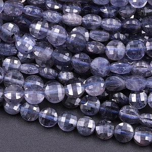 Peut inclure: Un brin de perles de kyanite bleues, facettées et de forme ovale. Les perles sont translucides et ont un léger éclat iridescent.