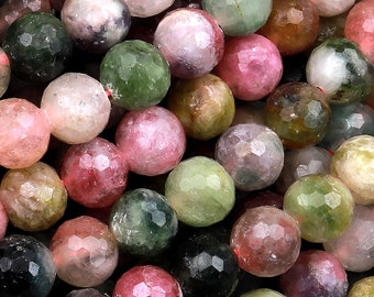 Peut inclure: Un brin de perles de pierres précieuses multicolores. Les perles sont facettées et présentent une variété de couleurs, notamment le rose, le vert, le noir et le brun. Les perles sont toutes à peu près de la même taille et sont enfilées sur un fil transparent.