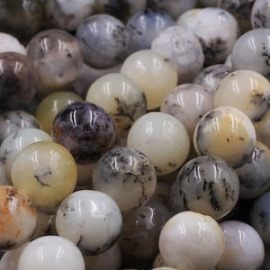 Peut inclure: Un brin de perles rondes en agate dendritique blanche, grise et brune. Les perles sont lisses et polies, avec un aspect naturel et organique.