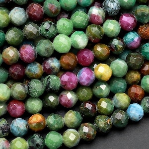 以下が含まれることがあります： 緑、ピンク、茶色のファセットカットされた宝石ビーズのストランド。ビーズは丸く、磨かれた仕上げになっています。