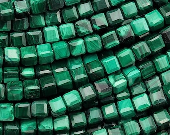 Puede incluir: Una hebra de cuentas de malaquita de forma cuadrada. Las cuentas son de color verde oscuro con vetas naturales.