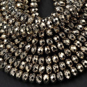 Puede incluir: Una hebra de cuentas de hematites doradas facetadas. Las cuentas son redondas y tienen un acabado liso y pulido.