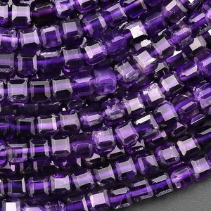 Può includere: Una collana di perline di ametista viola scuro, ogni perla è sfaccettata e ha una forma quadrata.