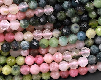 Peut inclure: Un brin de perles de pierres précieuses facettées dans des tons de rose, vert et bleu. Les perles mesurent environ 4 mm et présentent une variété de formes et de tailles.
