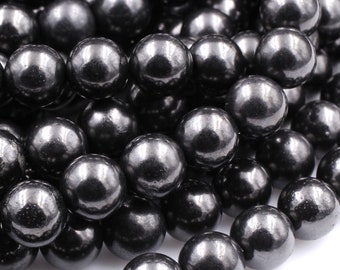 Może przedstawiać: Sznur czarnych, okrągłych koralików z polerowanego hematytu do tworzenia biżuterii.