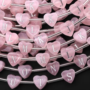 Contas de coração de quartzo rosa natural gravadas a laser AAA, 8 mm, perfuradas na parte superior e com 26 letras do alfabeto