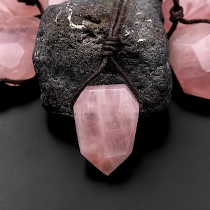 Pendule en cristal de pierres précieuses percées sur le côté avec pendentif en quartz rose rose de Madagascar naturel à facettes