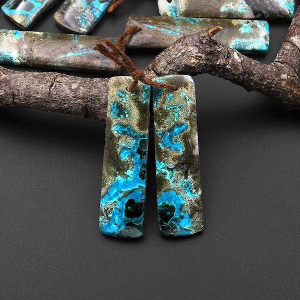 Raro paio di orecchini in shattuckite naturale con perline rettangolari abbinate, crisocolla, azzurrite, malachite dal Congo