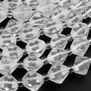 Puede incluir: Una hebra de cuentas de cristal facetadas transparentes con separadores plateados. Las cuentas tienen forma de diamante y tienen un acabado pulido.