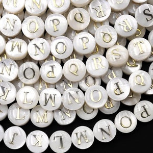Cuentas de concha de nácar blanca natural iridiscentes AAA, hechas a mano, de 8 mm, color oro moneda, 26 letras del alfabeto, tira de 8"