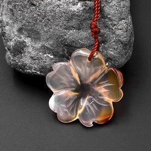 Hand geschnitzte natürliche Karneol Blume Anhänger Translucent Creme Farben Edelstein Fokal Bead
