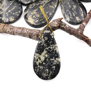 Zeldzame natuurlijke pyriet in magnetiet druppelvormige hanger met zijgeboorde edelsteen brandpuntkraal