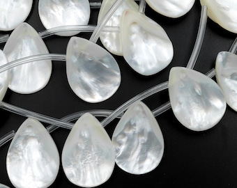 Cuentas de nácar blanco natural iridiscente AAA en forma de lágrima con perforación en la parte superior