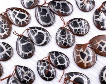 驚異的なセプタリアン水晶の卵。驚異的なドラゴンの卵の展示標本