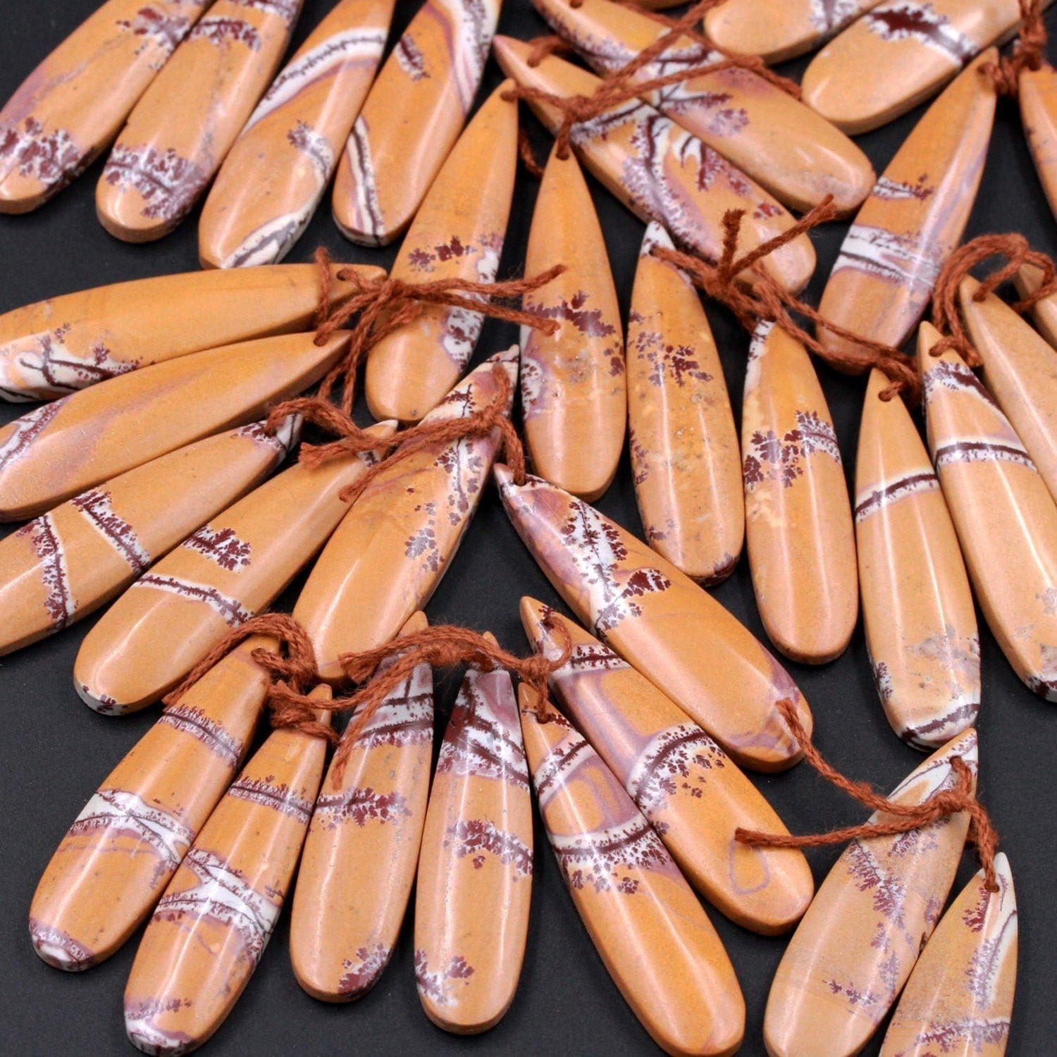 メキシコ産、穴あき天然ソノラデンドリティックライオライトジャスパーイヤリングペア、宝石イヤリングカボションカブペア、ティアドロップ型マッチビーズペア  - Etsy 日本