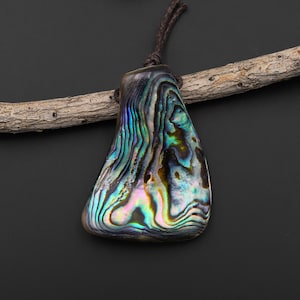 Pingente de concha de abalone natural real em forma livre, arco-íris, iridescente, pavão, azul, verde, rosa, roxo, cores