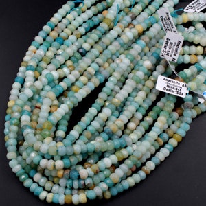 K&ouml;nnte beinhalten: Eine Schnur facettierter Amazonit-Perlen, etwa 4 mm gro&szlig;, in gr&uuml;n-blauer Farbe. Die Perlen sind auf einem Faden aufgef&auml;delt und bereit f&uuml;r die Schmuckherstellung. Das Bild enth&auml;lt ein Preisschild mit dem Text "Amazonite AA 1218.0120331788 MSRP:$48 Dealer:$24".
