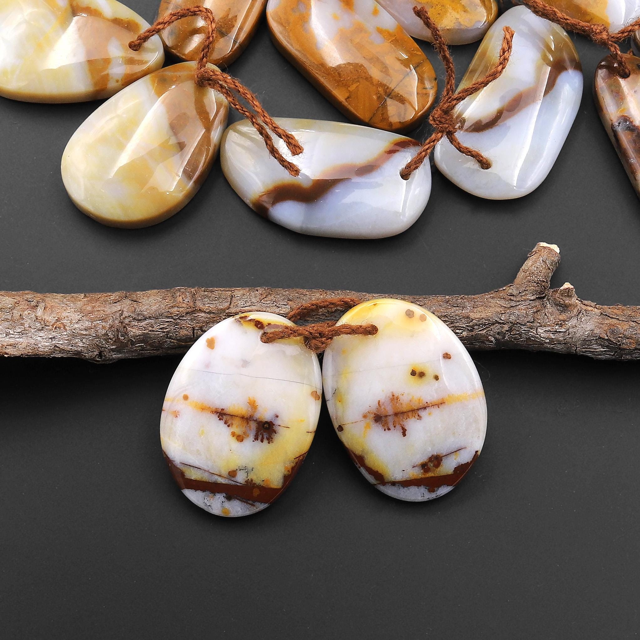 天然石勾玉 秋田五城目孔雀石 白・黄色・赤も含む五色の孔雀石 根尾