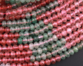 Peut inclure: Un brin de perles de pierres précieuses facettées dans des tons de rose et de vert. Les perles sont rondes et ont une apparence translucide.