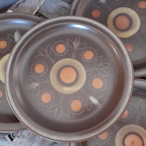 Aztec Dinner Plates - Set of 4 Georges Briard 10-3/8&quot; Plates - Vintage Stoneware Dishes - Orange Yellow on Brown - Retro Garden Cottage Core