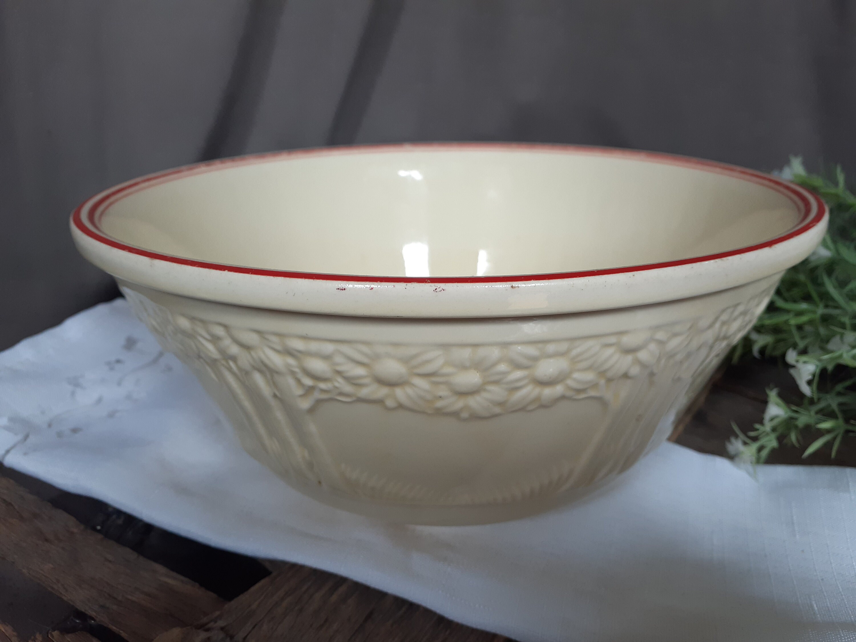 Wujo Vintage Metal Mixing Bowl Extra Large Enamel Mixing Bowls with PP Lid  - China Extra Large Mixing Bowl and Vintage Mixing Bowl price