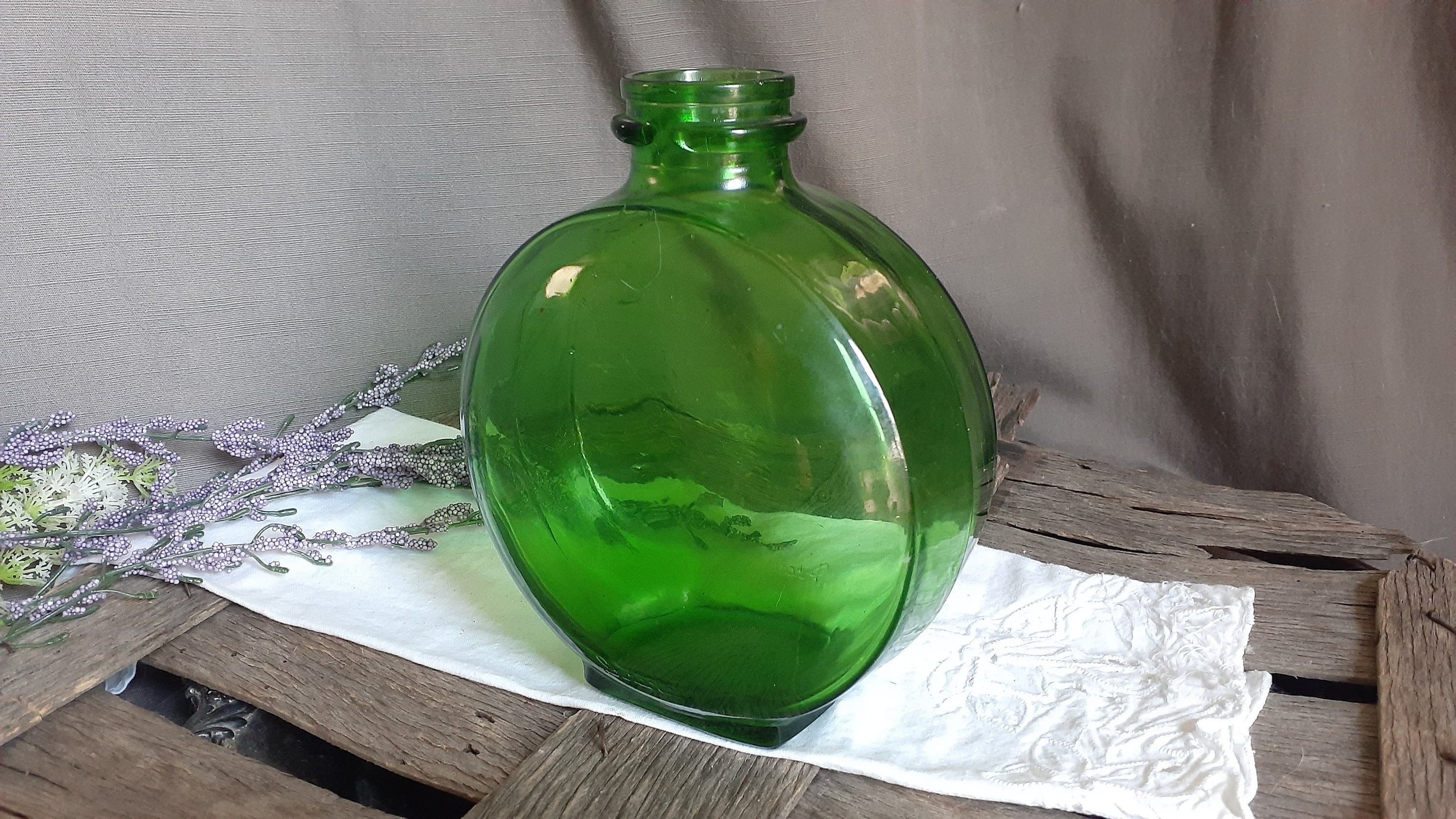 Vintage Emerald Green Glass 40oz Juice Water Measuring Refrigerator Bottle  w/Cap