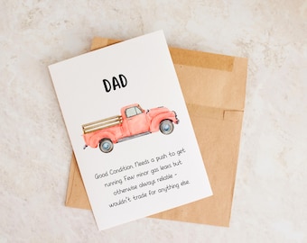 Puede incluir: Una tarjeta de felicitación con la palabra "DAD" en texto negro, con una ilustración de acuarela de una camioneta de color coral. La tarjeta incluye texto sobre la condición y confiabilidad de la camioneta, sobre un sobre marrón.