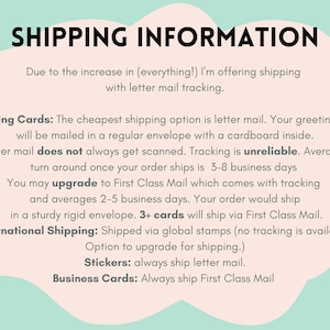 Pode incluir: Um gr&aacute;fico rosa e verde com o texto "SHIPPING INFORMATION" e detalhes sobre as op&ccedil;&otilde;es de envio para cart&otilde;es de felicita&ccedil;&otilde;es, adesivos e cart&otilde;es de visita. O correio normal &eacute; a op&ccedil;&atilde;o mais barata, mas o rastreamento n&atilde;o &eacute; confi&aacute;vel. O correio de primeira classe est&aacute; dispon&iacute;vel para uma atualiza&ccedil;&atilde;o. O envio internacional est&aacute; dispon&iacute;vel por meio de selos globais sem rastreamento.