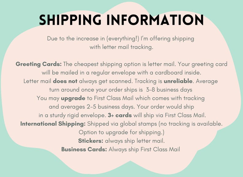 Pode incluir: Um gr&aacute;fico rosa e verde com o texto "SHIPPING INFORMATION" e detalhes sobre as op&ccedil;&otilde;es de envio para cart&otilde;es de felicita&ccedil;&otilde;es, adesivos e cart&otilde;es de visita. O correio normal &eacute; a op&ccedil;&atilde;o mais barata, mas o rastreamento n&atilde;o &eacute; confi&aacute;vel. O correio de primeira classe est&aacute; dispon&iacute;vel para uma atualiza&ccedil;&atilde;o. O envio internacional est&aacute; dispon&iacute;vel por meio de selos globais sem rastreamento.