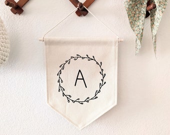 Blommig krans med initialer | Anpassad