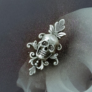 Skull brooch, Halloween jewelry, Gothic Jewelry, skull lapel pin, skull jewelry, Medieval, Halloween gift,creepy, punk pin, enamel pin P656