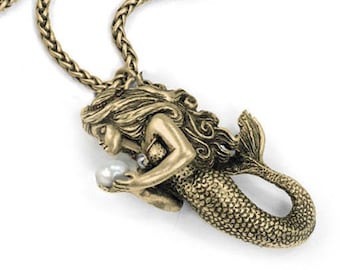 Collar con colgante de sirena esculpida: Joyería Ocean Pearl