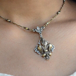 Fleur De Lis, Collar Fleur De Lis, Joyería Francesa, Collar Vintage, Colgante Fleur De Lis, Regalo para ella, Dulce Romance Jewerly N1068