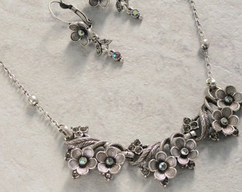 Ensemble collier et boucles d’oreilles en fleurs d’argent, bijoux en argent minimalistes, ensemble de boucles d’oreilles collier de mariage en argent délicat, bijoux de demoiselle d’honneur SET347-R