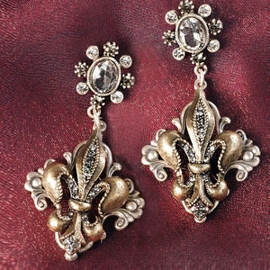 Fleur de Lis Dangle Earrings: Vintage Parisienne Style with Seed Pearls