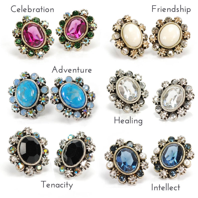 Puede incluir: Conjunto de 10 pares de pendientes ovalados con piedras de diferentes colores y detalles de cristal. Los pendientes est&aacute;n etiquetados con palabras como "Celebration", "Friendship", "Adventure", "Healing", "Tenacity" e "Intellect".