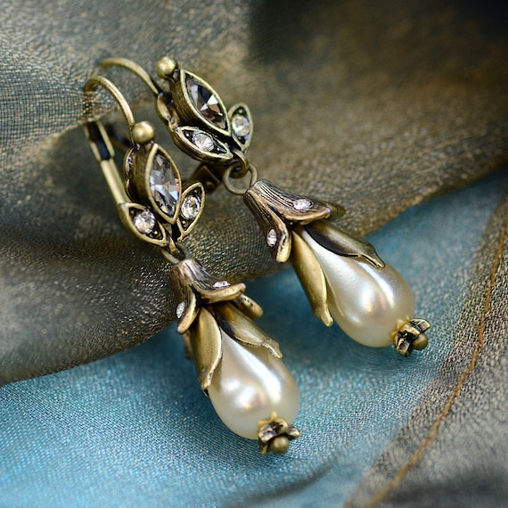 Lily Earrings, Pearl Earring, Flower Earrings, Wedding