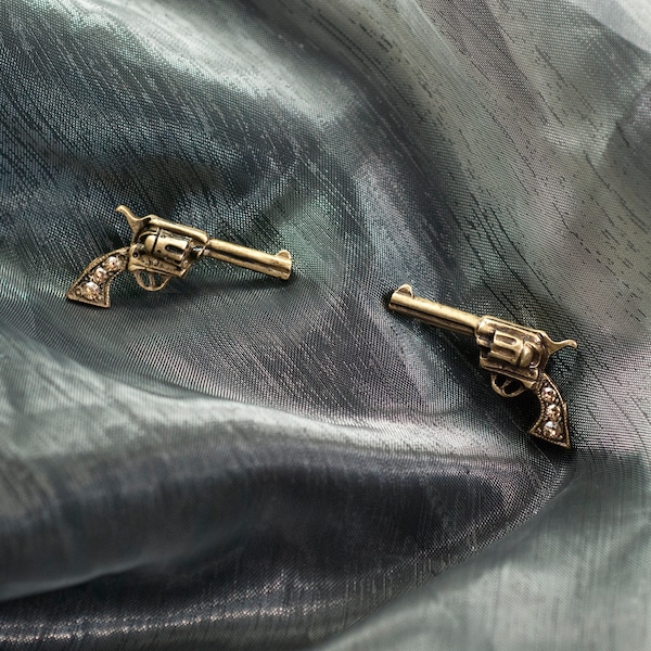 Gun pin, lapel pin, stick pin, brooch, gun jewelry, pistol pin, cowboy pin, vintage guns, enamel pin P678