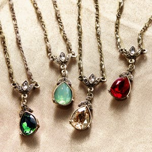 Druppelvormige kristallen ketting: Swarovski-geboortesteensieraden in Victoriaanse stijl