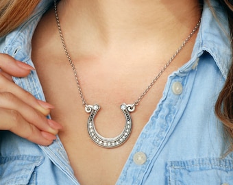 Collar con colgante de herradura de cristal: amuleto de la suerte ecuestre