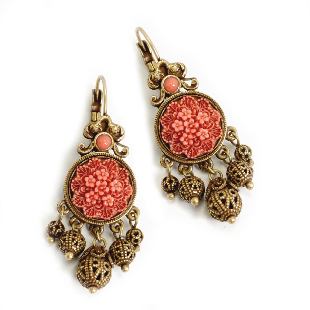 Boucles D'oreilles Anciennes Plaqué Or - Fleur Bakélite Corail Avec Jade Longue