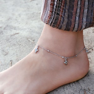 Boho Fußkettchen: Silberne Kreuze, Swarovski Kristalle, Strand Fußkettchen